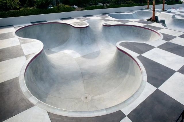 極限運動滑板場地中像一個游泳池的叫什么？